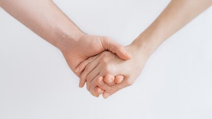 Zwei Menschen halten ihre Hände