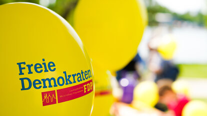 Gelbe Luftballons mit "Freie Demokraten"-Logo