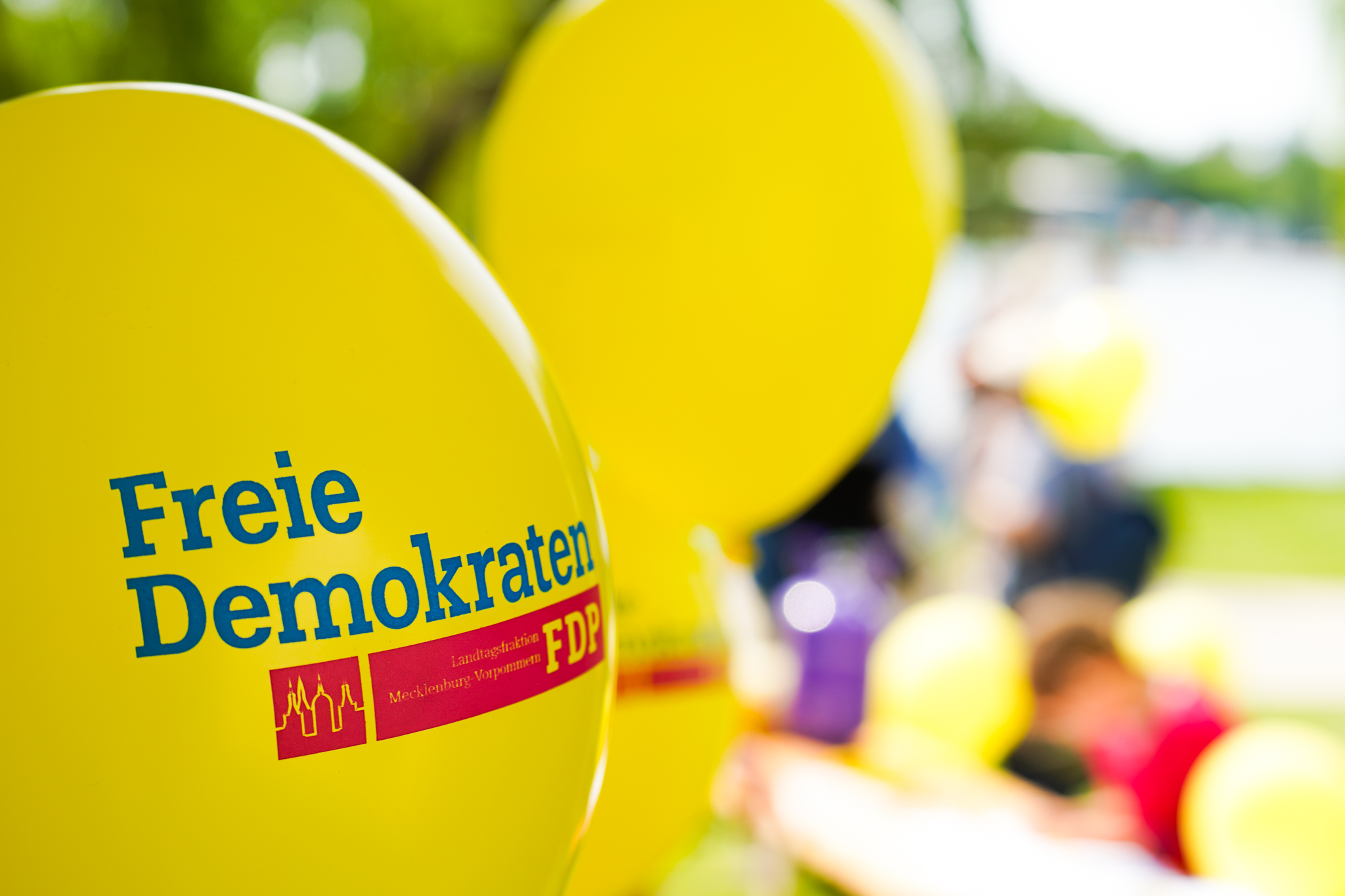 Gelbe Luftballons mit "Freie Demokraten"-Logo